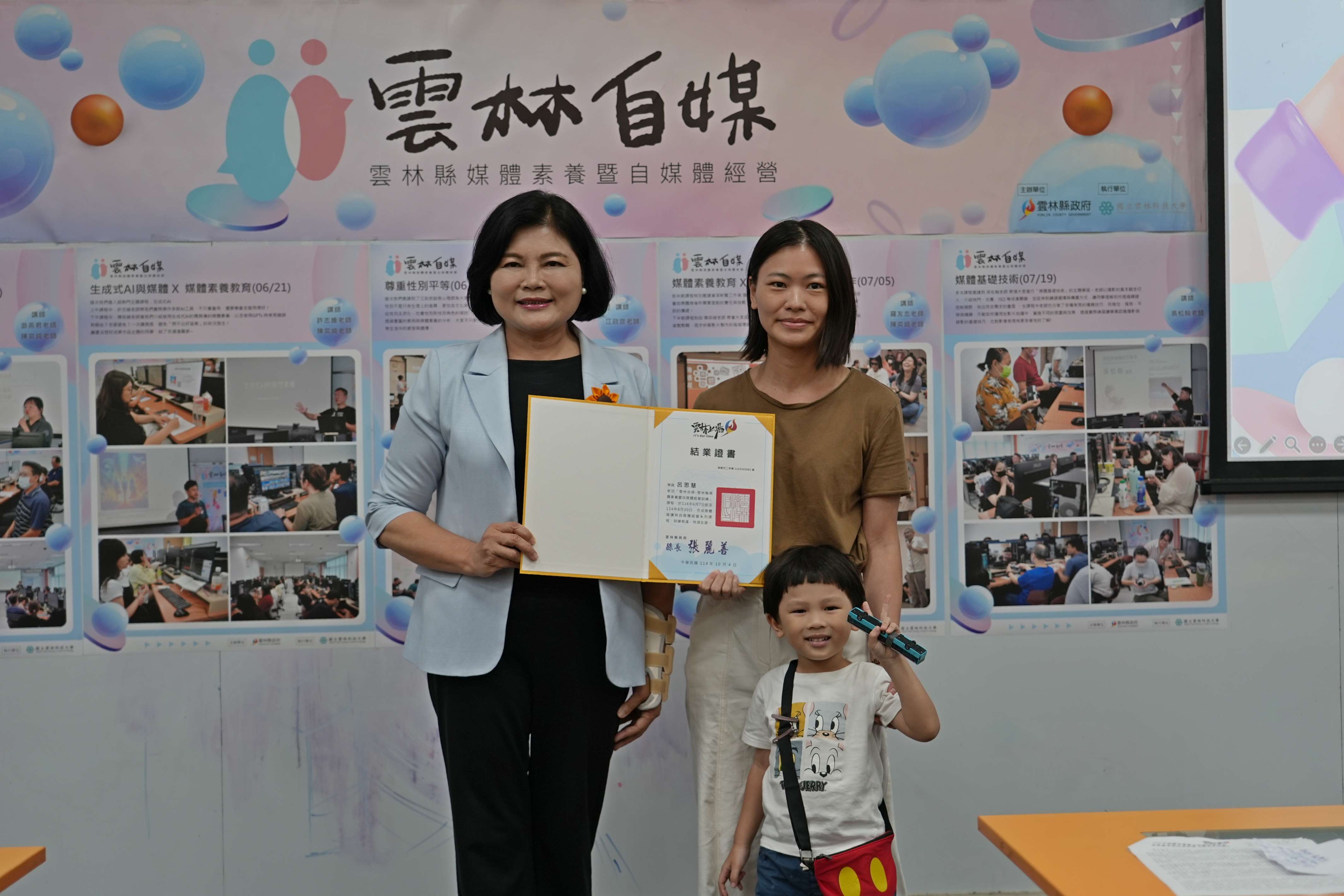 縣長張麗善頒發結業證書給結訓學員。