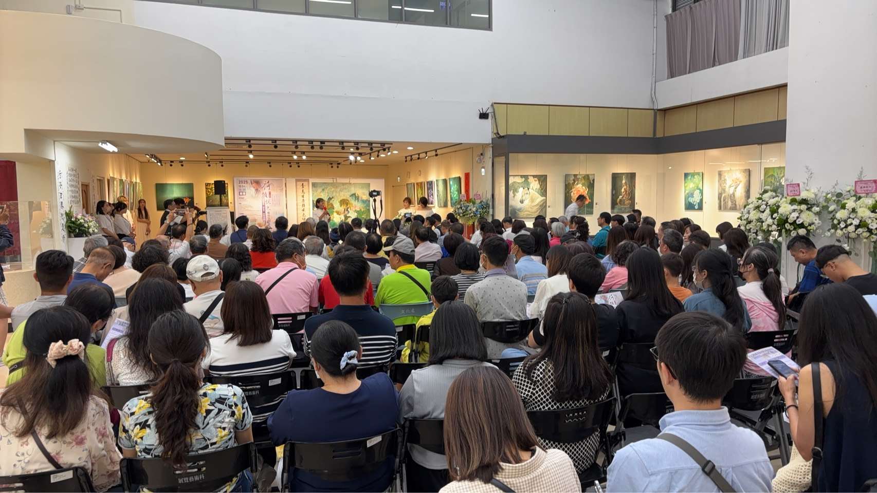 「荷顏悅色」油畫個展今天熱鬧舉行開幕式