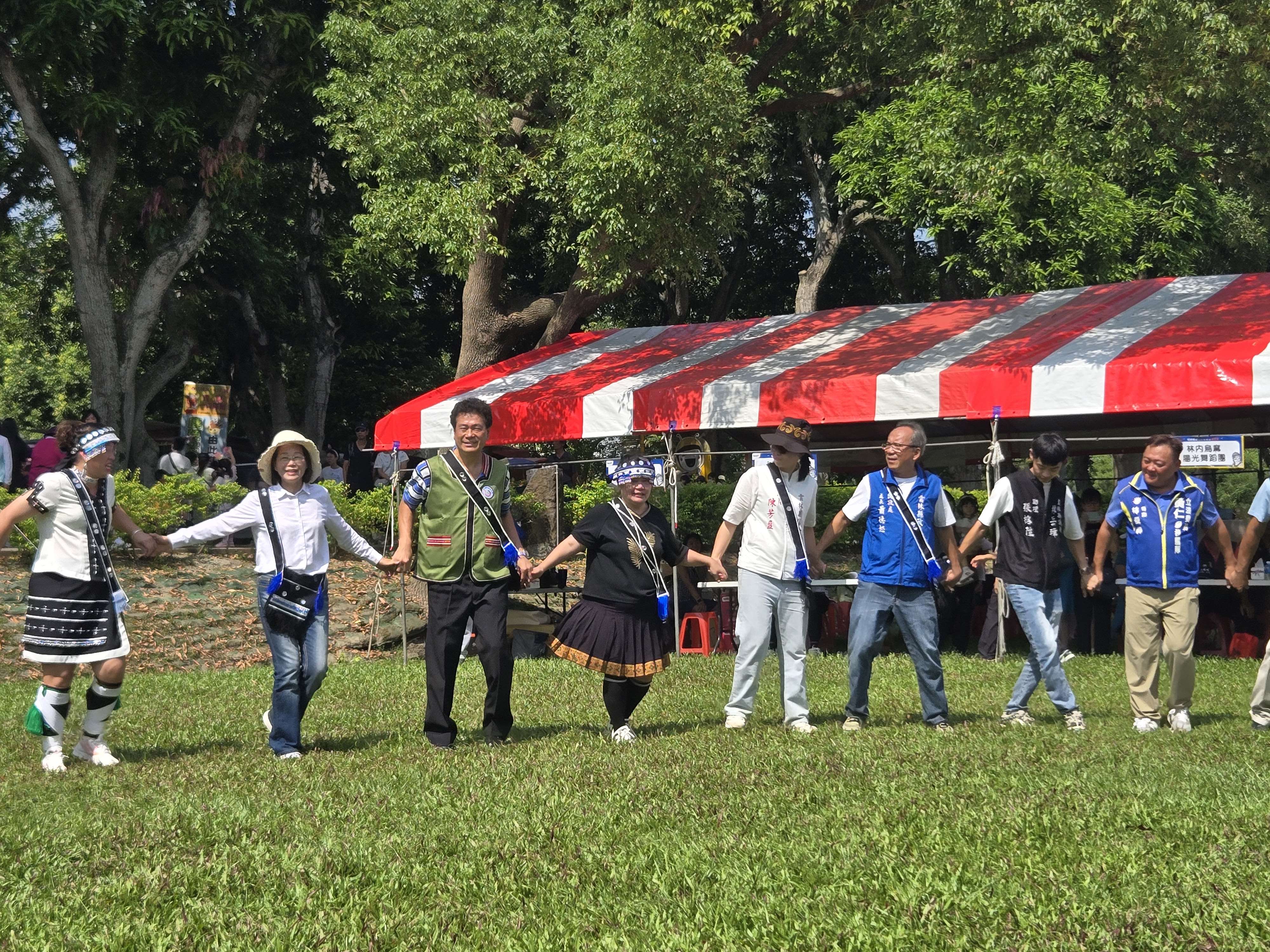 副縣長謝淑亞等人與來自各縣市的原住民朋友共舞同樂，現場氣氛熱烈。