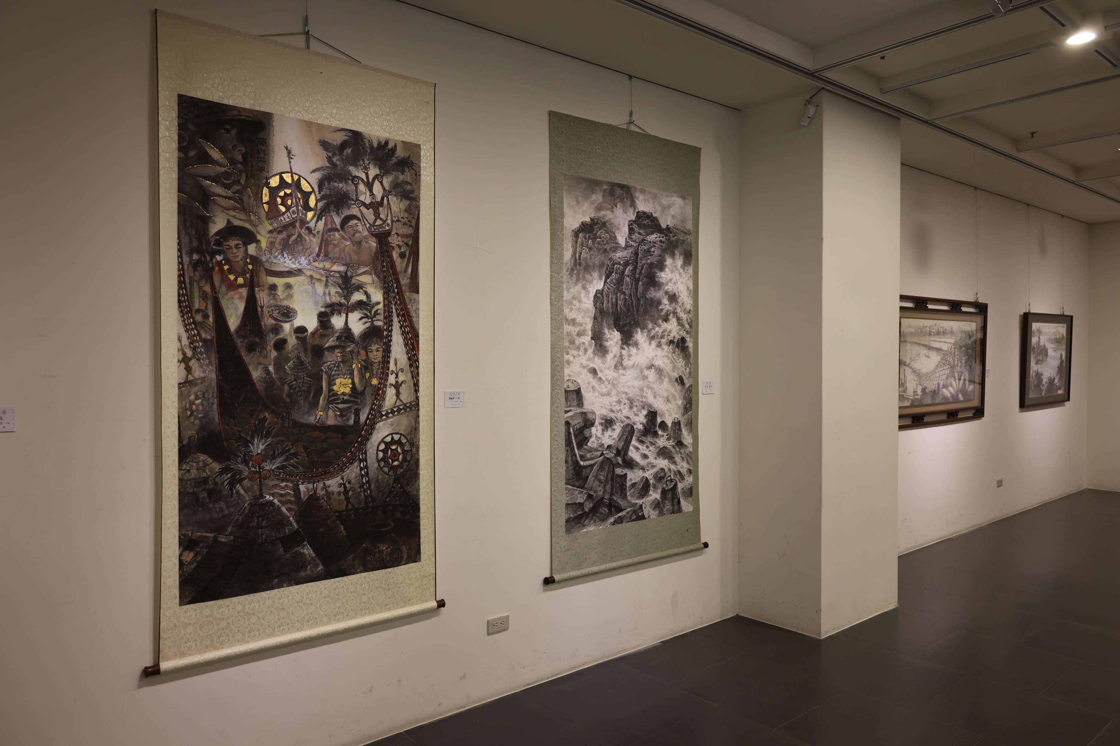 此次展出聚焦藝術家對海濤與岩石間對話的詮釋，以「外師造化，中得心源」為精神，展現水墨的張力與深度。