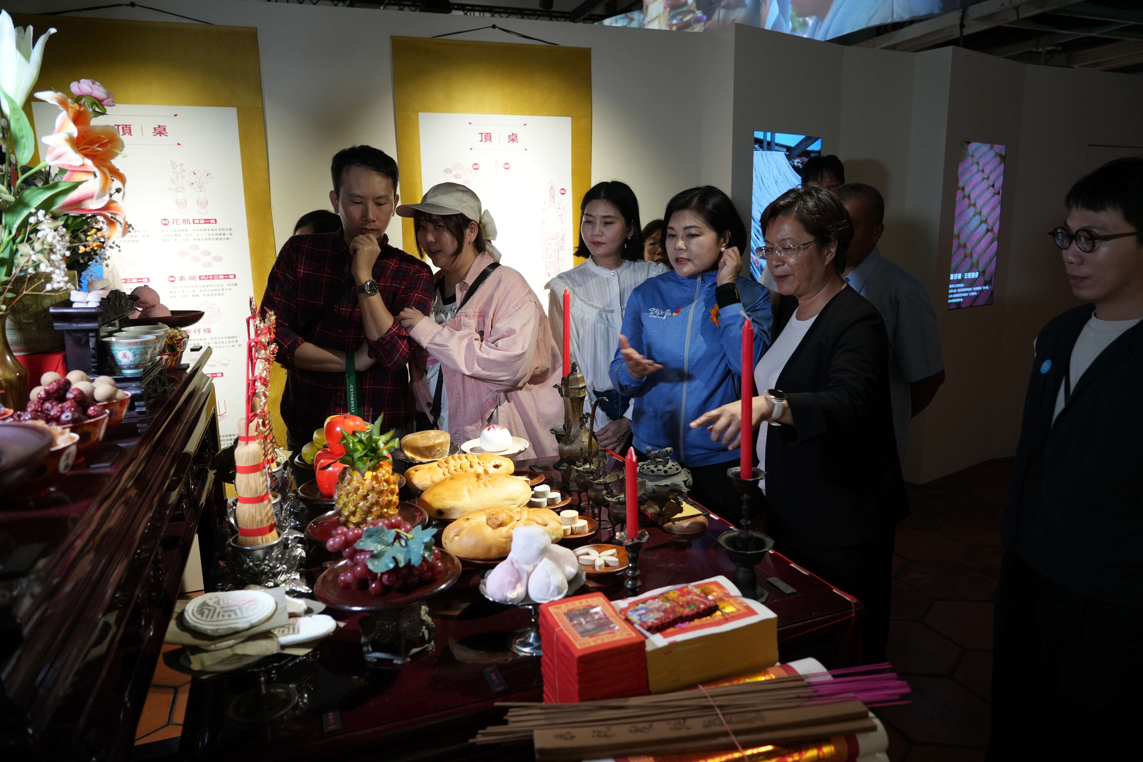 彰化縣長王惠美親自為張麗善縣長導覽。