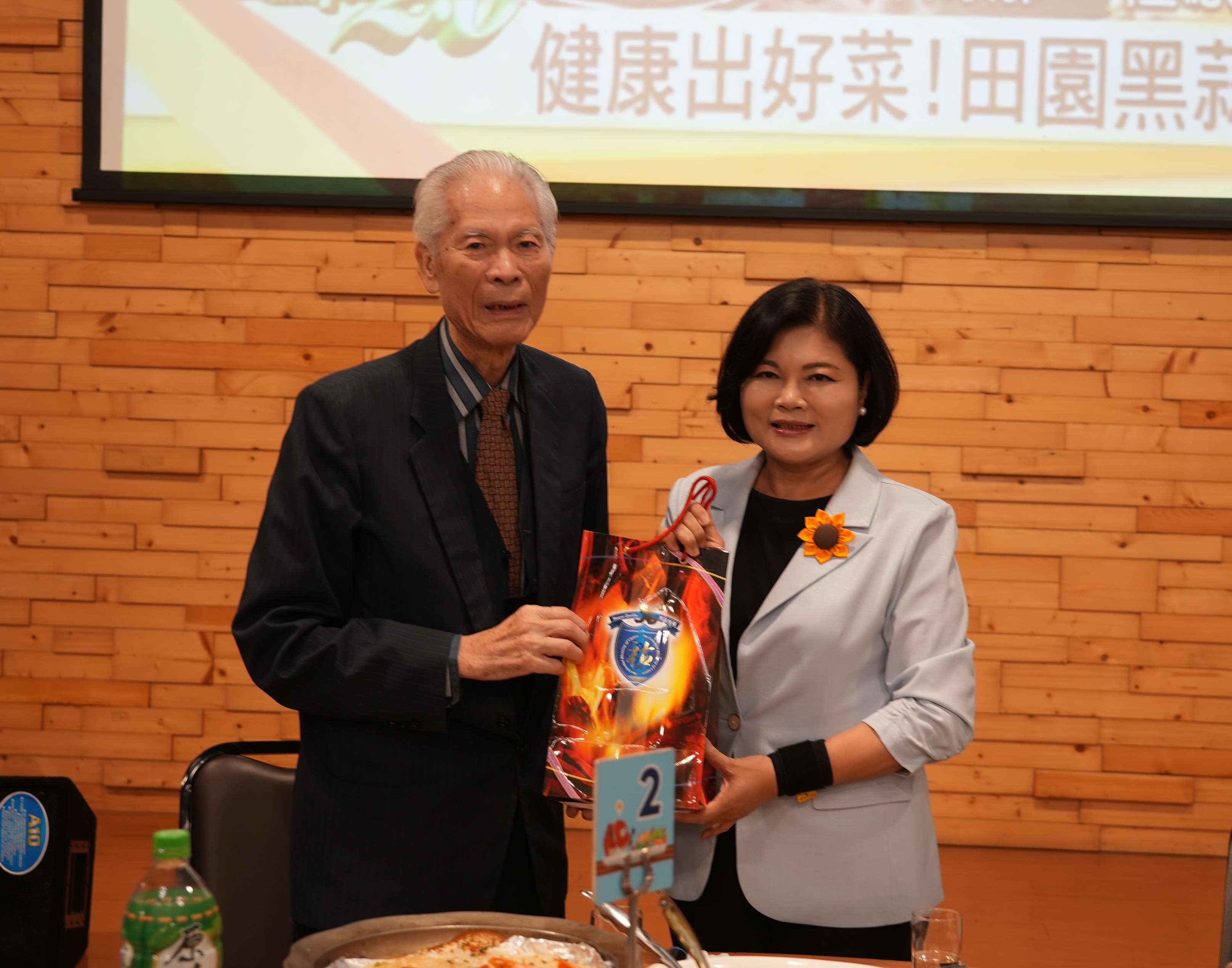 中韓文化基金會董事長林秋山回贈禮物感謝縣府精心安排參訪行程。