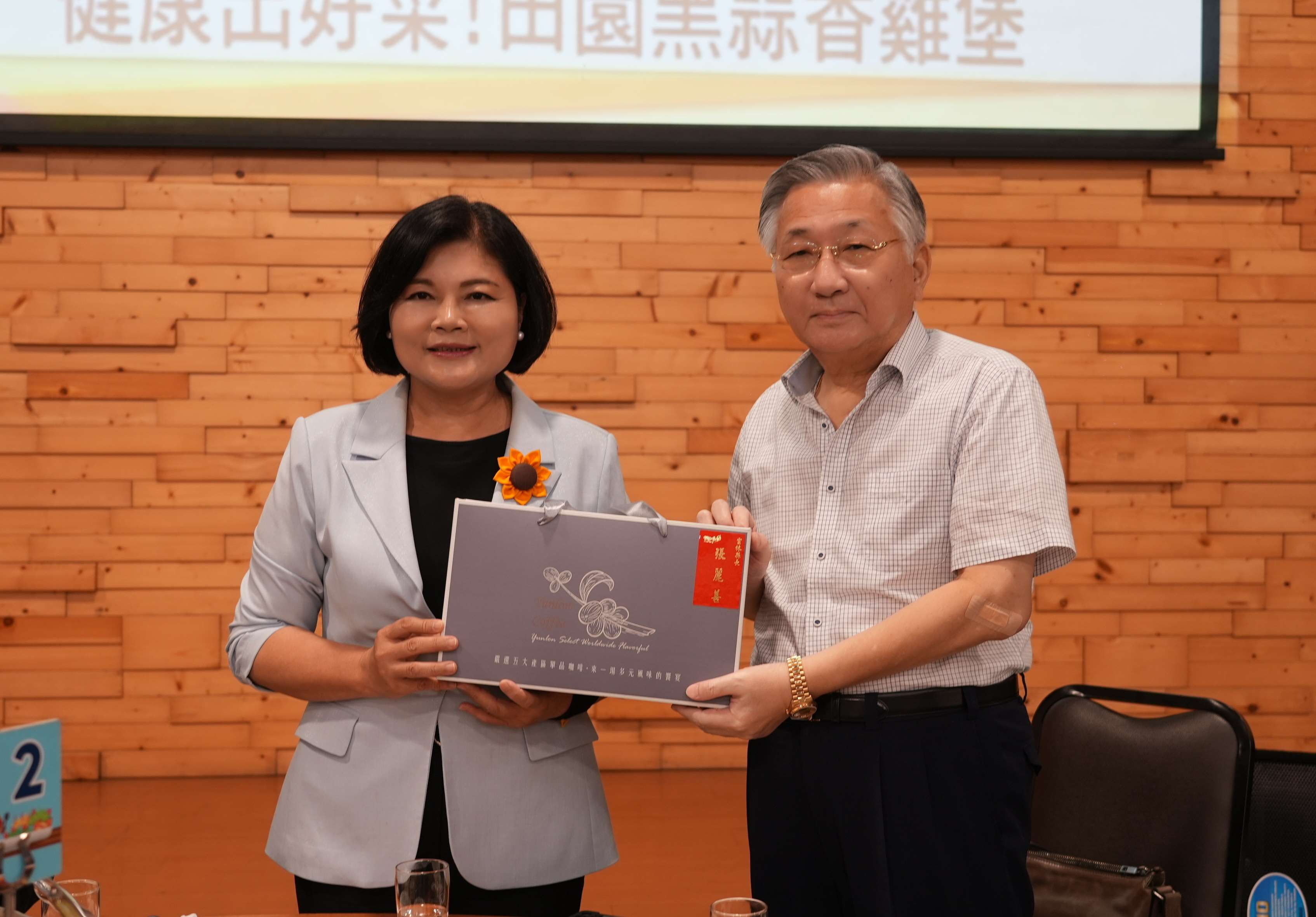 縣長張麗善致贈台灣咖啡給金潤培理事長等參訪團成員。