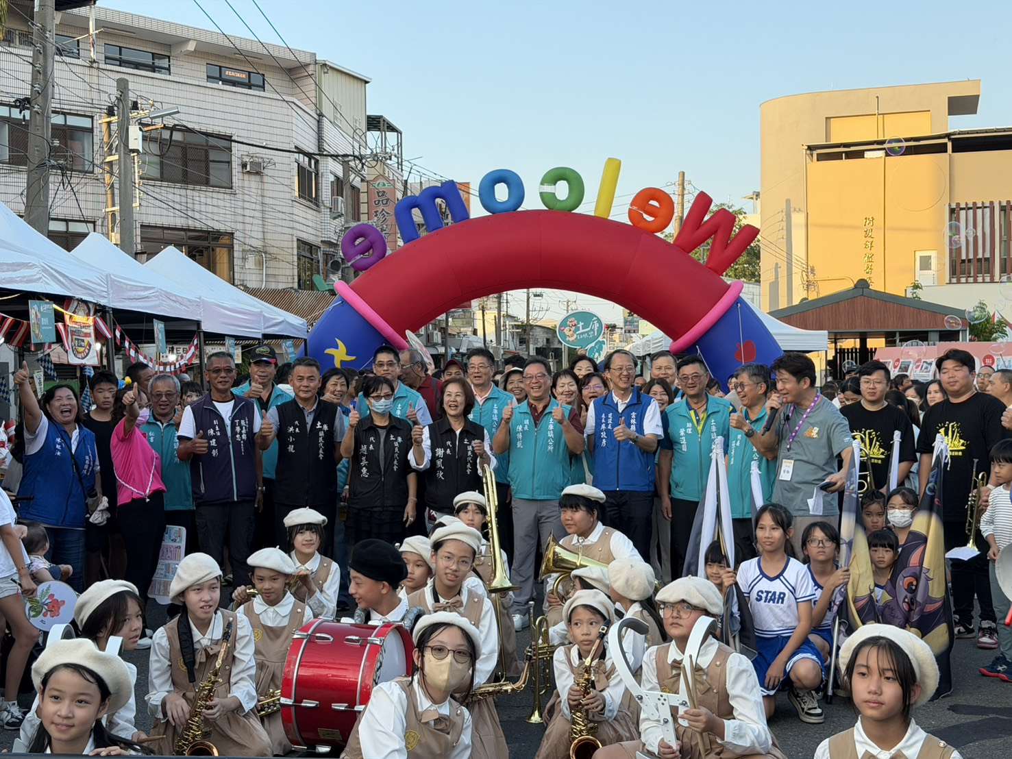 傍晚登場的創意踩街嘉年華，各社區、學校及藝文團體沿著鎮內主要街道封街遊行，充滿熱鬧節慶氛圍。