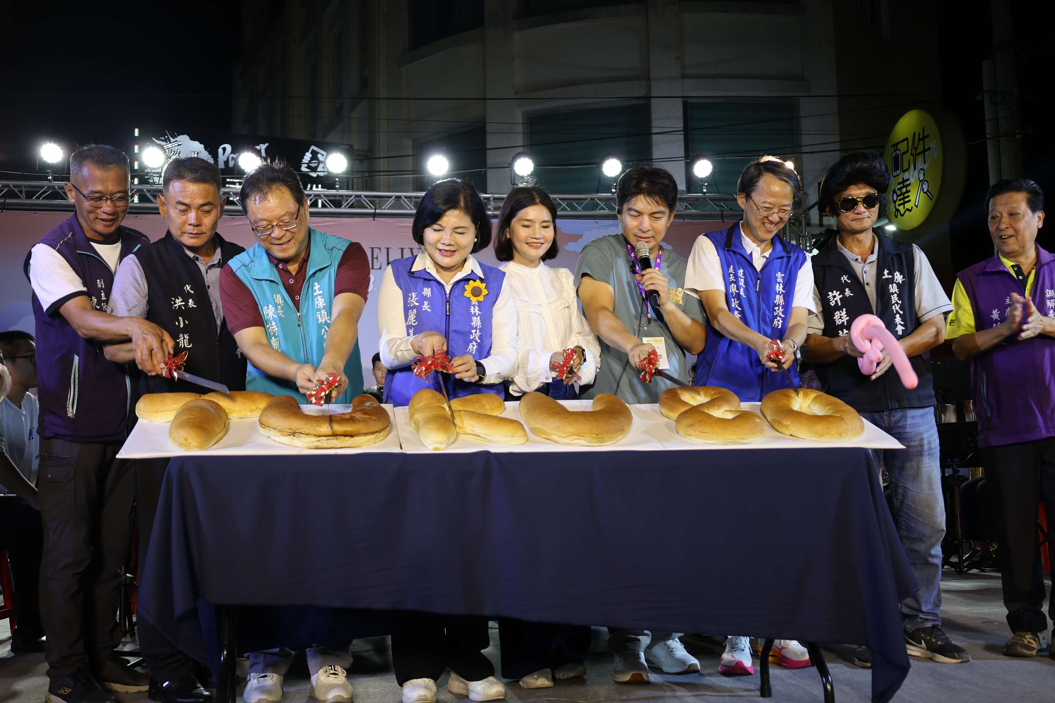 張麗善縣長等人共同切下TUKU80字樣的麵包，為土庫鎮80週年生日慶生。