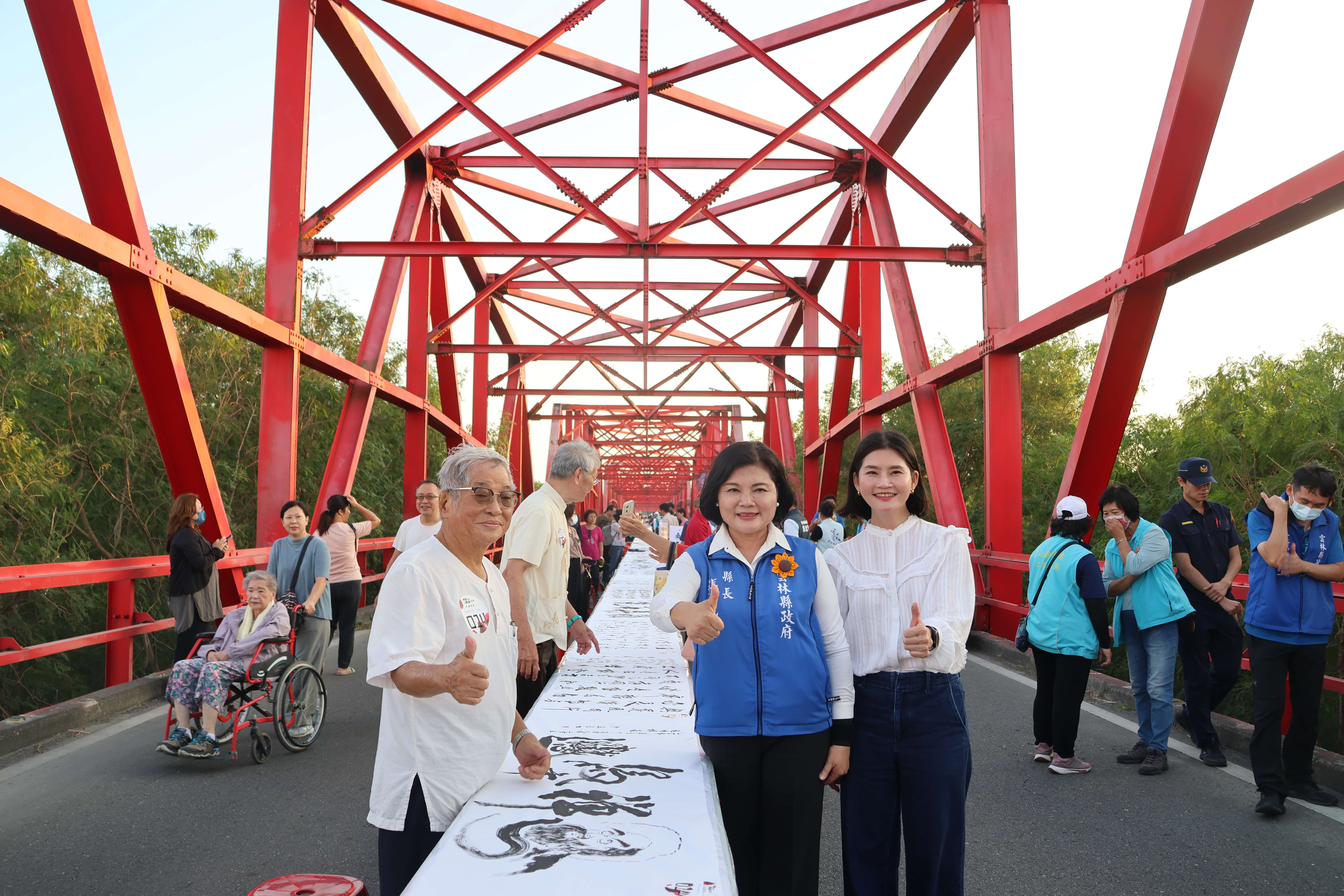 超過400位的藝術家一起於長達數百公尺長的宣紙上揮毫，場面壯觀、氣勢磅礴