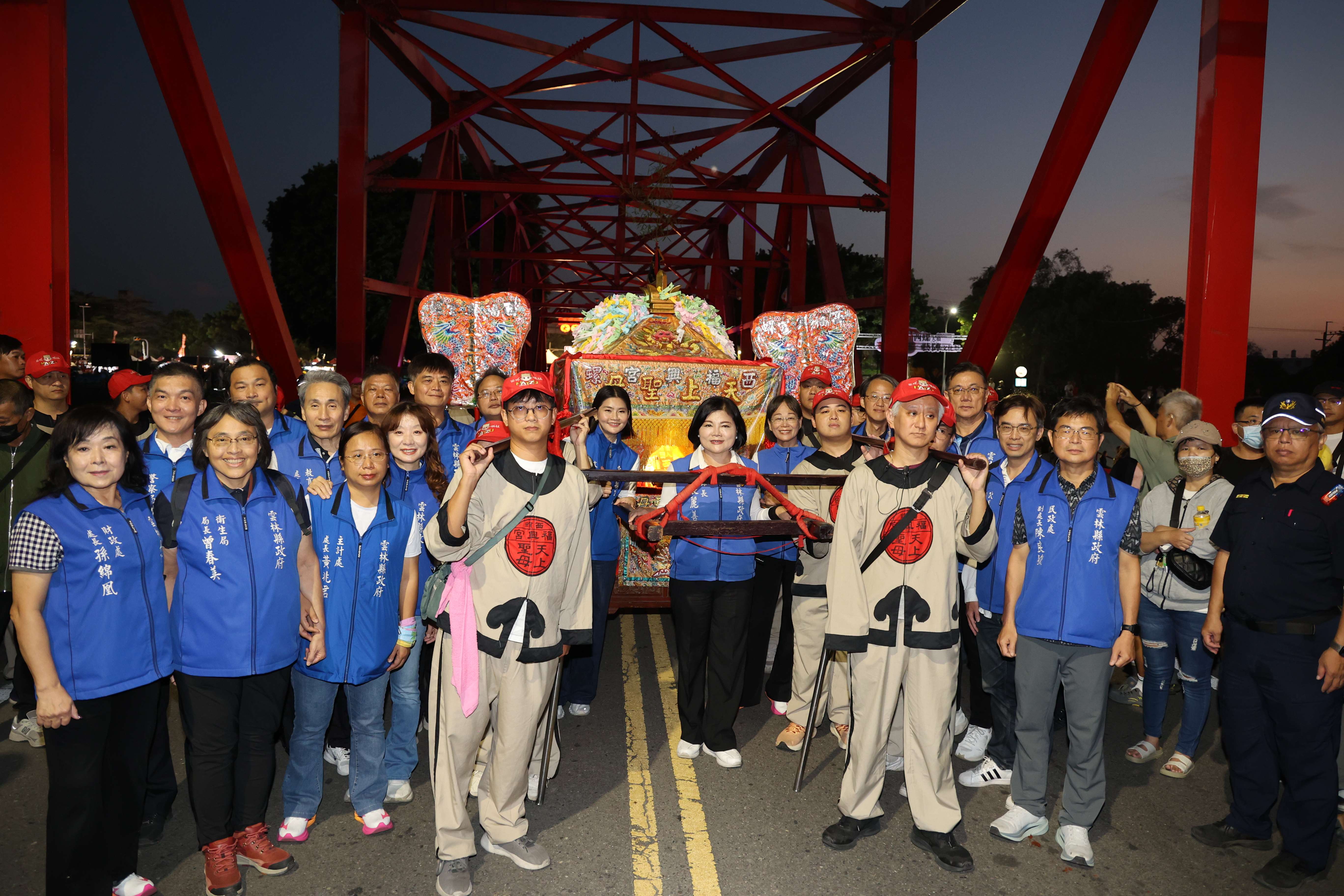 張麗善縣長為西螺福興宮太平媽掌轎,率領縣府各局處長、西螺福興宮董事長楊文鐘等共同前往西螺大橋第16拱進行會香團拜儀式