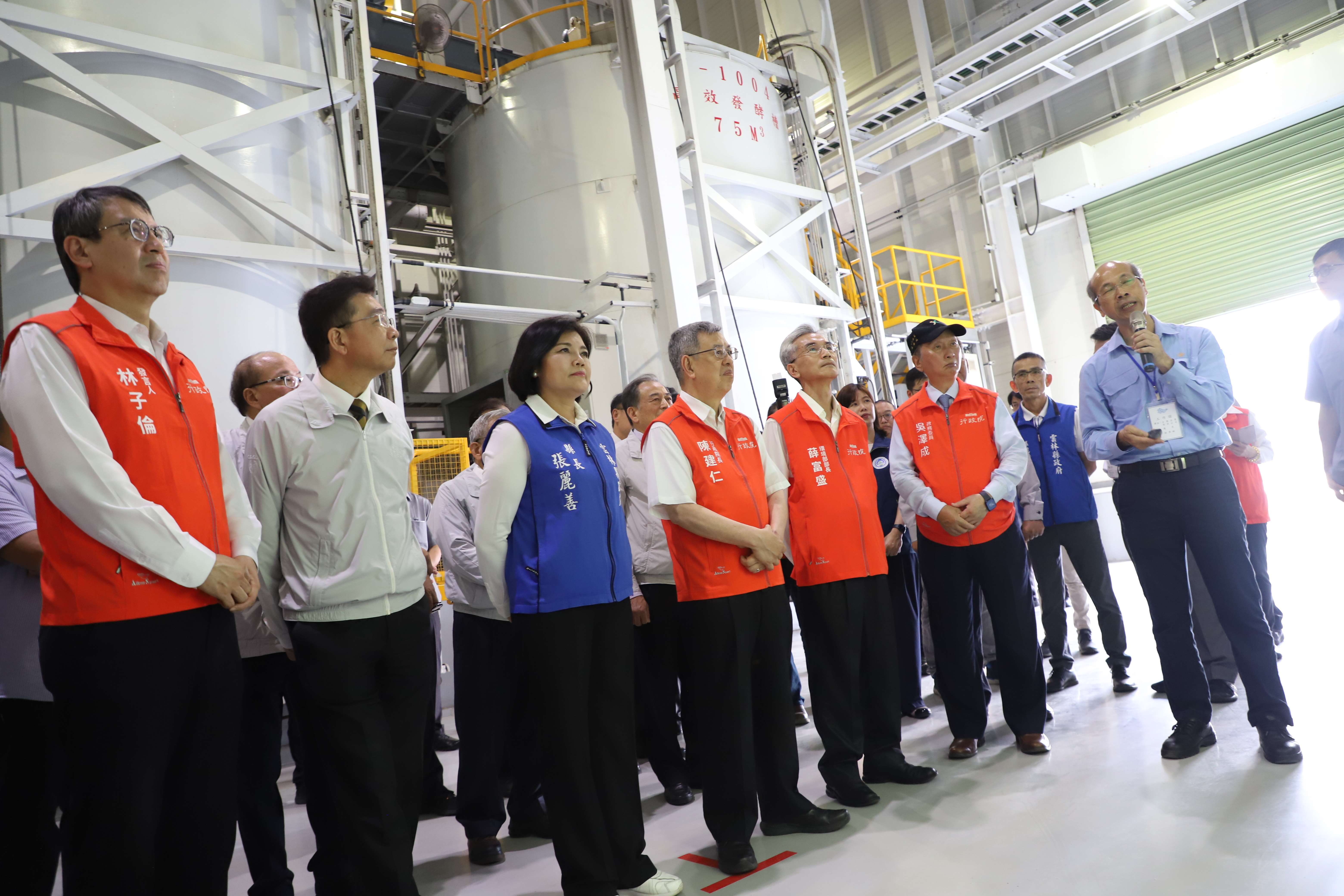 張麗善縣長等人參觀南亞廚餘處理廠,統計至114年9月止,南亞公司已收受處理約5萬6,000公噸廚餘。