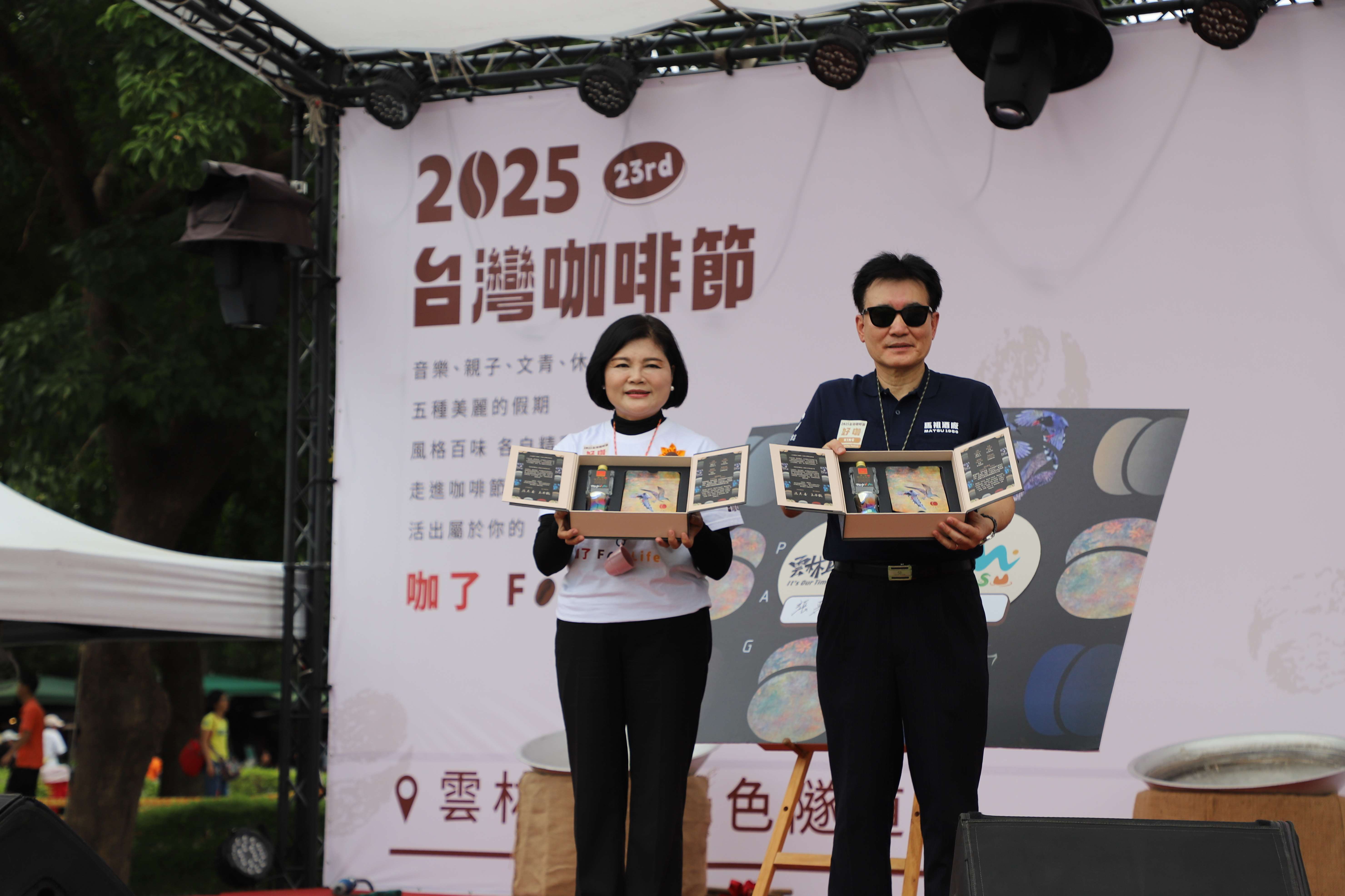 縣長張麗善與連江縣副縣長陳冠人開箱融合雙島文化特色，由雲林精品咖啡與馬祖特色美酒結合的「日光微醺」禮盒。