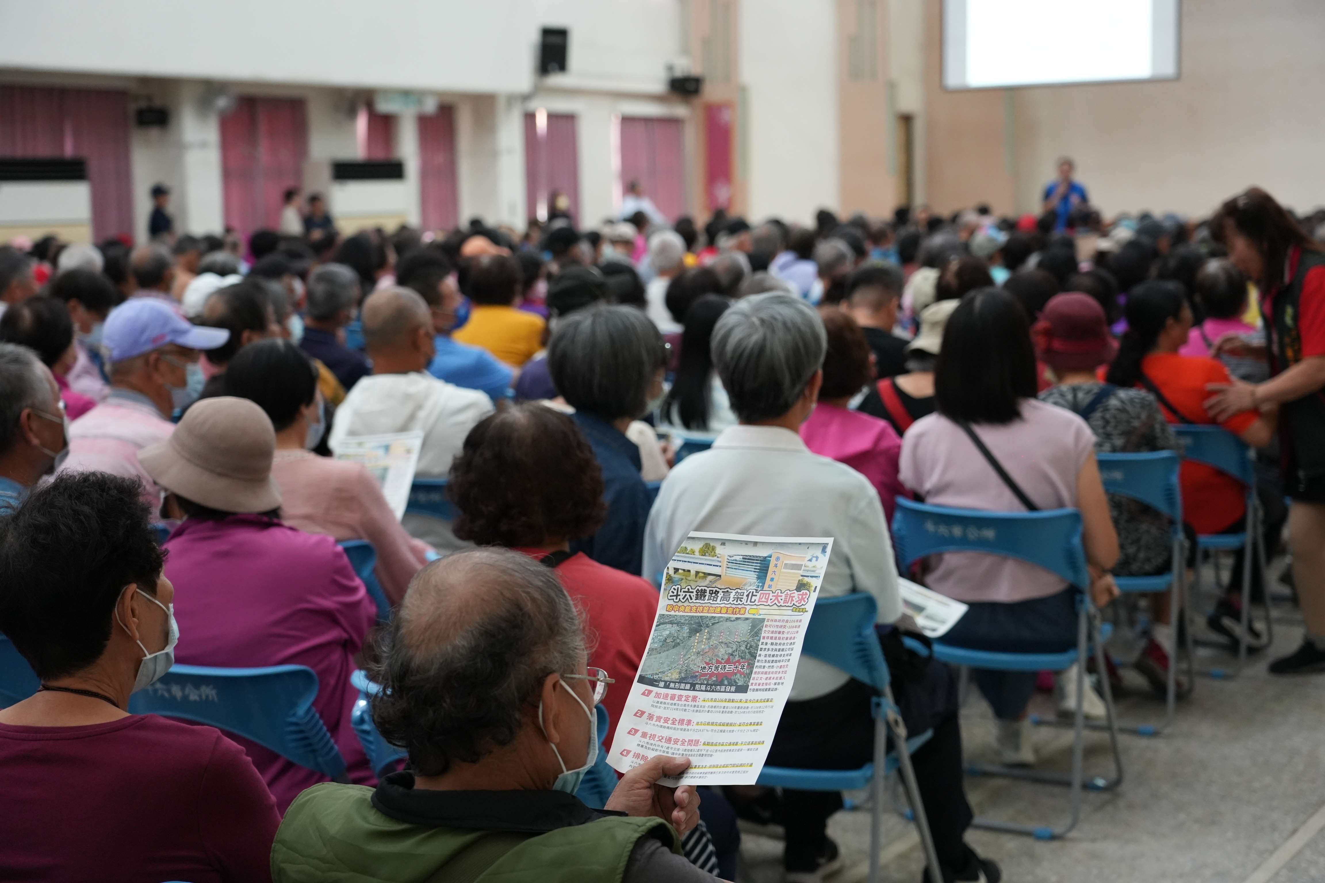 參加說明會的民眾仔細觀看簡報。