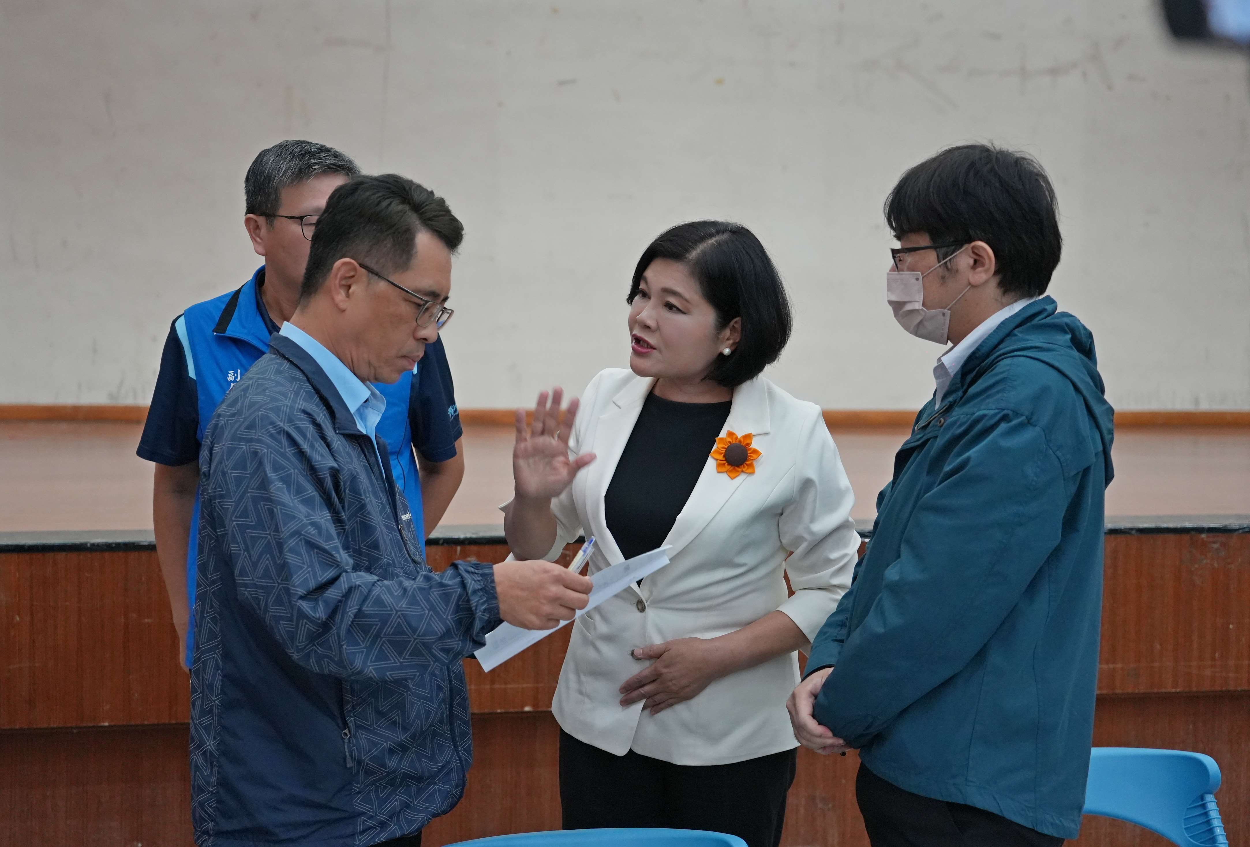 縣長張麗善向交通部、鐵道局官員說明斗六鐵路立體化對於雲林發展至關重要。