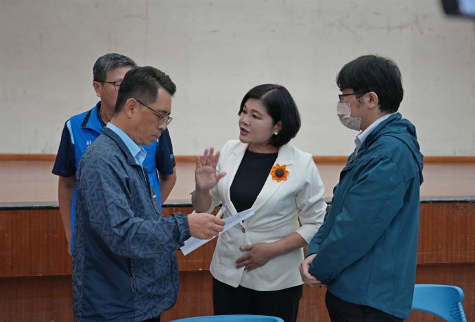 縣長張麗善向交通部、鐵道局官員說明斗六鐵路立體化對於雲林發展至關重要。