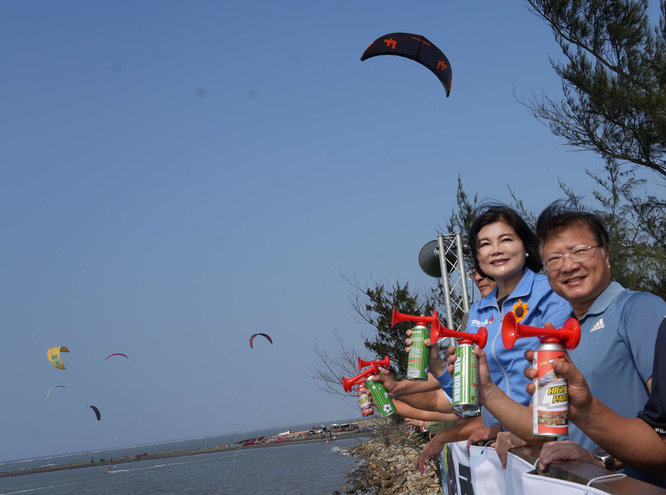 縣長張麗善等貴賓為選手鳴笛加油。