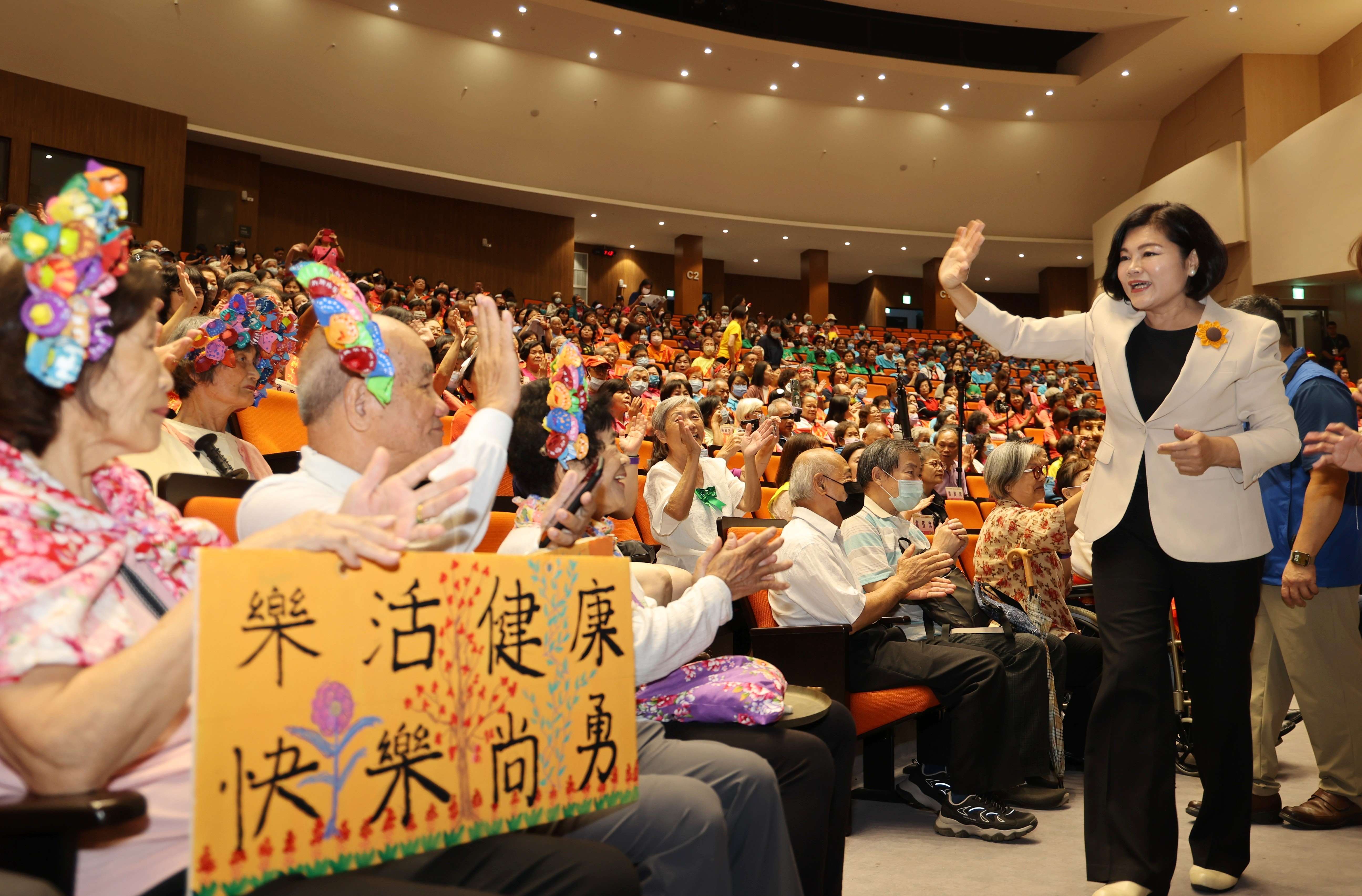 張麗善縣長今出席表揚績優長青食堂、據點及志工 肯定為民服務無私奉獻精神