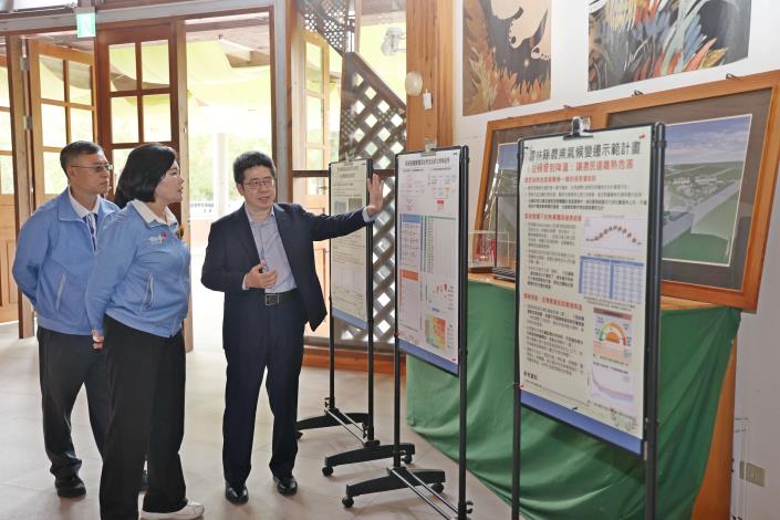 童慶斌教授為張麗善縣長說明農業氣候風險評估流程、作物模式決策應用、水資源最佳化管理及示範農場實績成果