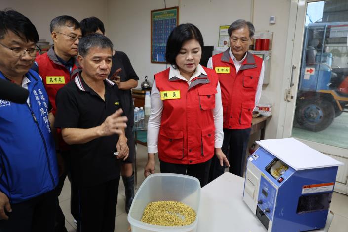 張麗善縣長今至西螺碾米廠瞭解農會收穀情形,呼籲農友再忍耐,等成熟時再收割