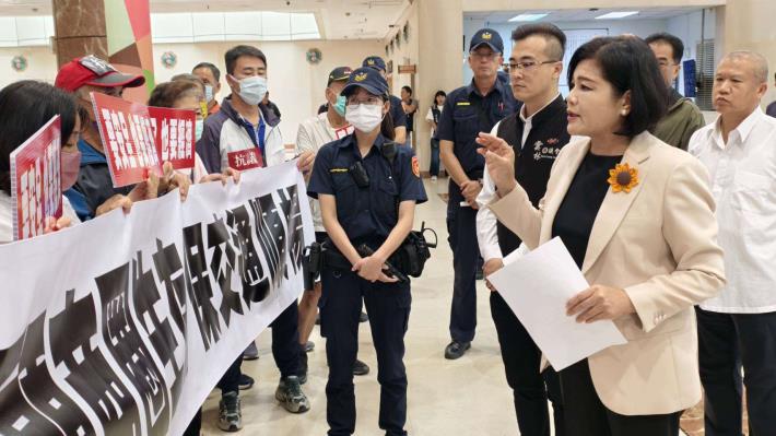 張麗善縣長提到計畫增設民生南路停車場，將協調斗六市公所暫緩建設人行道。