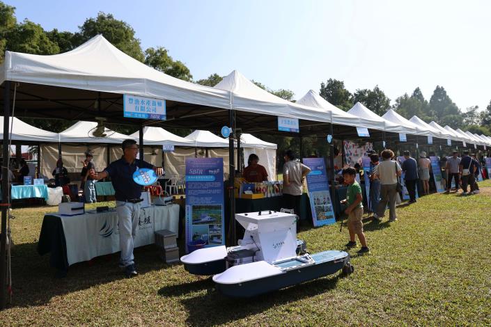 今日成果展邀集來自九縣市27家SBIR優秀廠商共同參與，透過商品展示與展攤互動，呈現各地企業在研發創新及產品升級上的豐碩成果