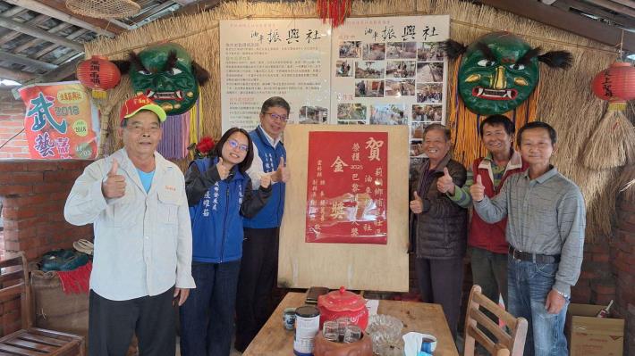 莿桐鄉埔尾社區場域〈油車振興社〉獲得巴黎設計獎-金獎，縣府城鄉處長林長造前往貼紅榜祝賀。