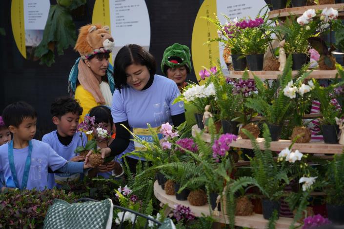 縣長張麗善與小朋友種下雲林縣花「蘭花」花苗,種下傳承知識、希望的種子。