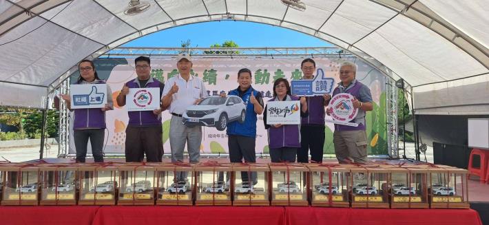 雲科工廠商共同捐贈「脆弱家庭服務專車」給雲林縣政府，由社會處長林文志代表受贈。