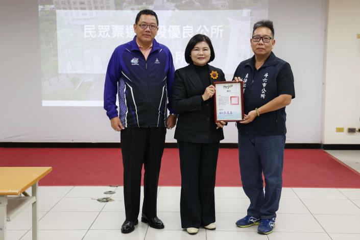 斗六市明德北路三段改善項目，獲「民眾票選路段」地方居民一致好評，斗六市公所今由孫旺田主任秘書代表受獎