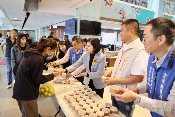 雲林縣政府今(26)日舉辦「豚饗雲林・豬市大吉」雲林優質豬肉推廣活動，張麗善縣長、縣府農業處長魏勝德、雲林縣養豬協會理事長吳英吉、雲林縣肉品市長總經理黃加安發送「雲饗豬貢丸湯」給現場民眾品嚐