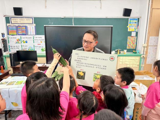 縣府邀請青農當關主，教孩子認識在地作物，也分享返鄉務農的故事。