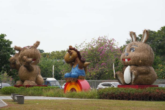 縣長張麗善、大埤鄉長林森寶邀請全國民眾體驗稻草迷宮、稻草草編藝術、食農文化，與農村特色魅力。