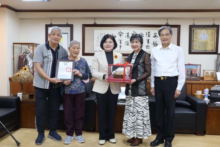 縣長張麗善回贈感謝狀及紀念品