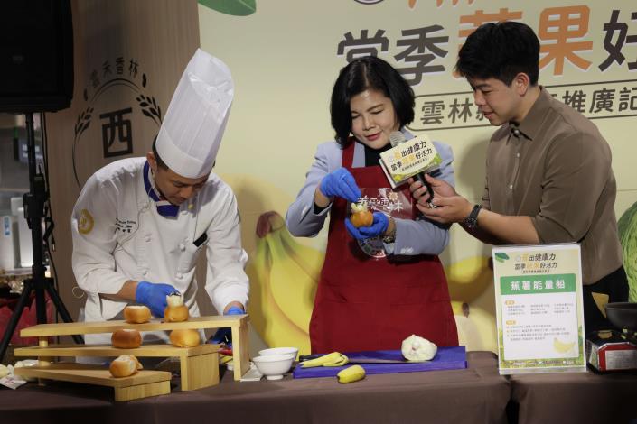 張麗善縣長與陳世苓主廚共同示範「蕉薯能量船」創意料理