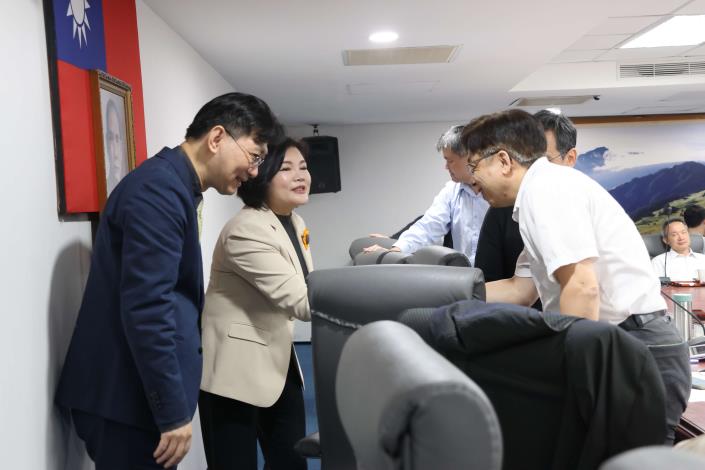 張縣長一一向委員們致謝