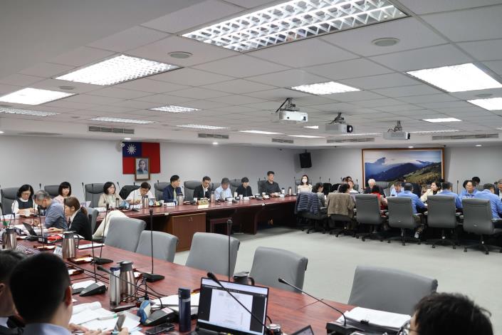 副召集人董建宏次長回應:將會同農業部跟環境部共同組成專案小組，針對農地劃設及農地規範部分進行討論。