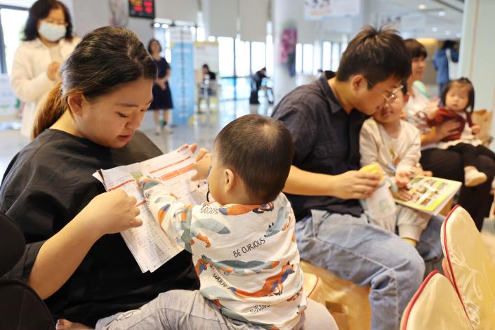 雲林縣政府今（3）日上午於縣府親民大廳舉辦「雲林縣公私立幼兒園鼓勵親師『生育獎勵』計畫頒獎記者會」，許多家長帶著寶貝共襄盛舉