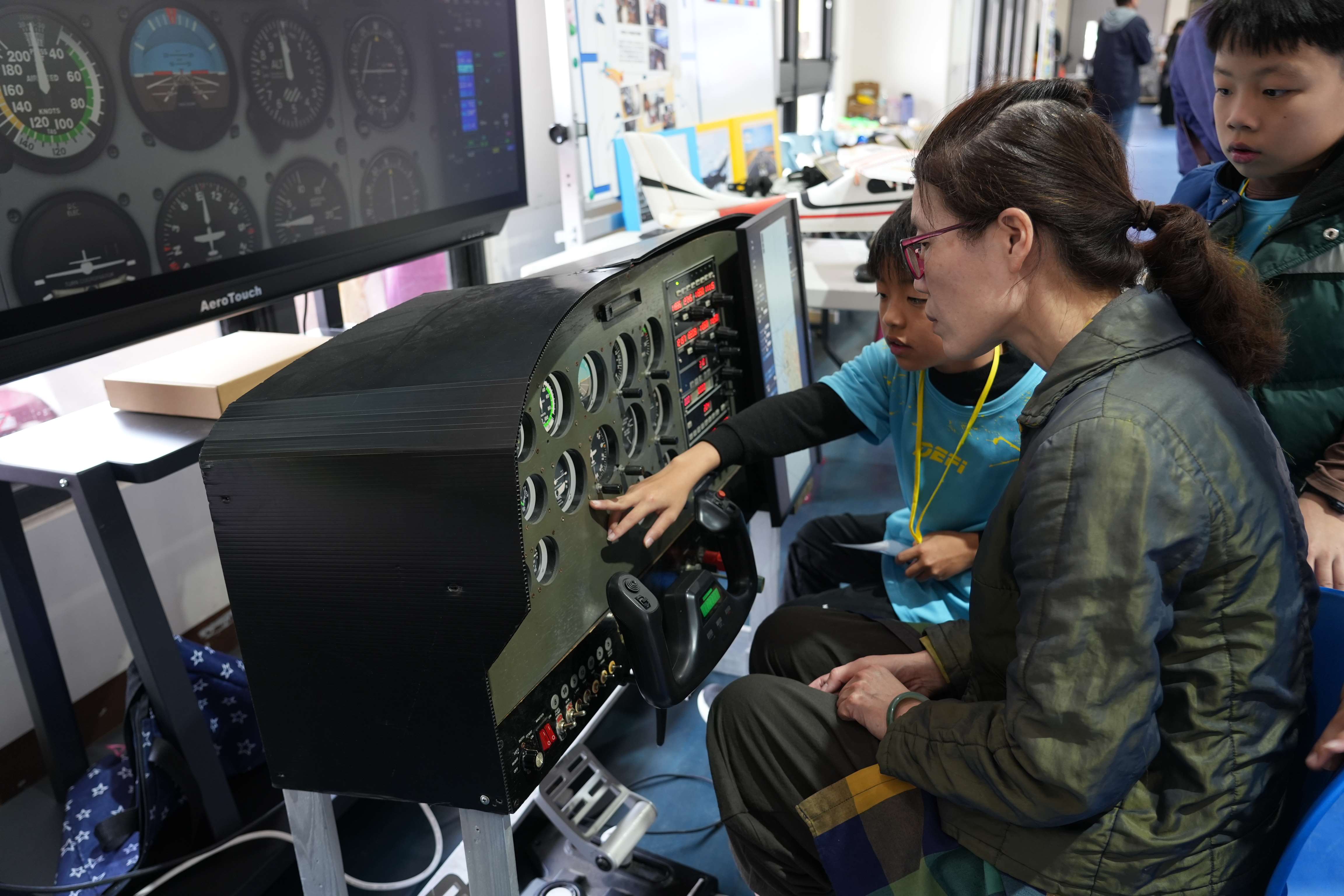 學童擔任擹位關主,與闖關者沉浸式體驗飛機起降模擬。