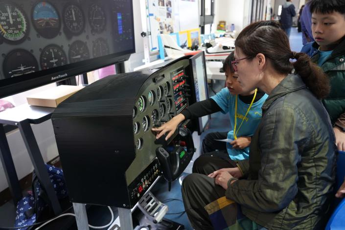 學童擔任擹位關主,與闖關者沉浸式體驗飛機起降模擬。