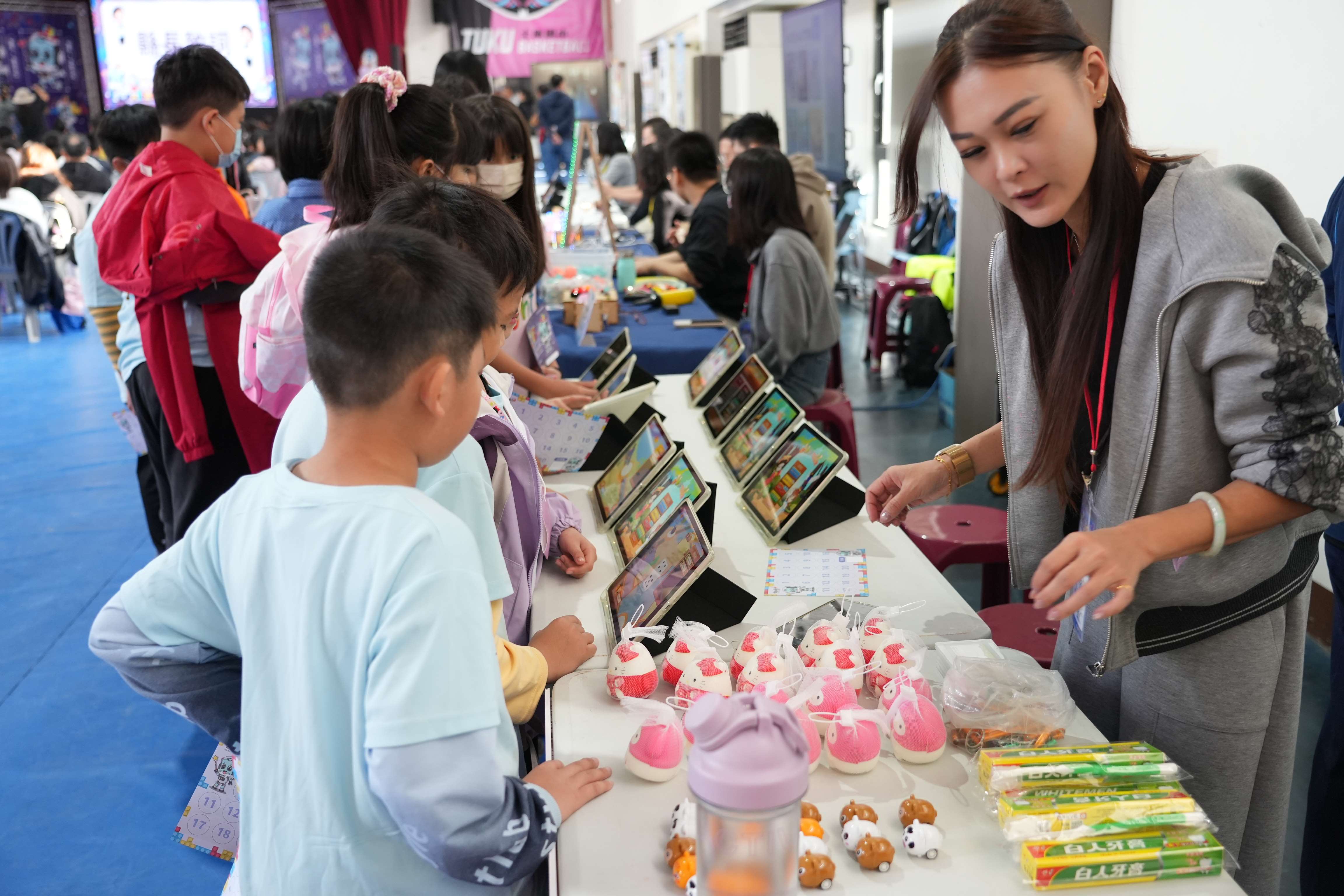 雲林縣2025數位嘉年華」全縣師生沉浸式體驗數位科技、AI智能融入教育、生活、藝術等領域樂趣。