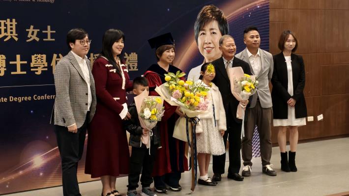 陳美琪董事長感念家人在成長與創業過程中一路相伴扶持,共同攜手開創未來