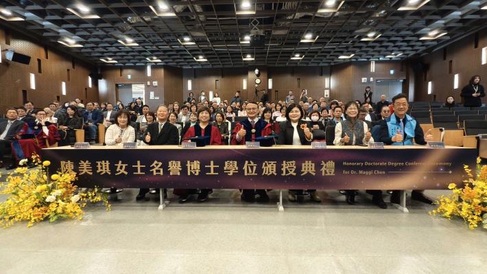 雲科大授予陳美琪董事長名譽博士學位,期望成為學子學習典範,引領社會朝向新世代。