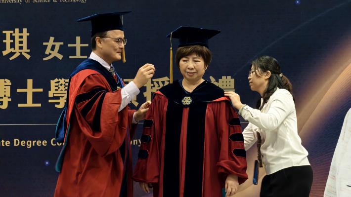 雲林科技大學授予陳美琪名譽博士學位,由校長張傳育主持撥穗儀式