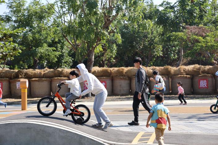 大埤輪動場在公所、三結社區、農村發展及水土保持署與雲林縣政府通力合作下，將原本閒置的空間活化，打造成老、中、青、少、幼鄉親可就近遊憩遊樂場域