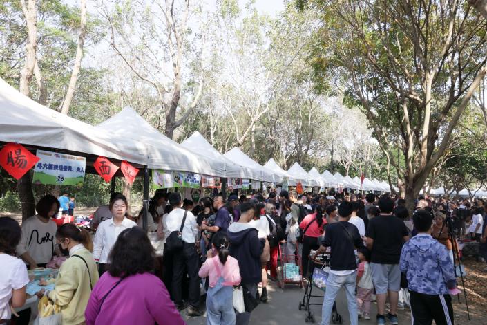 家扶服務家庭歲末「回娘家」,60攤位集結愛心熱鬧滾滾。