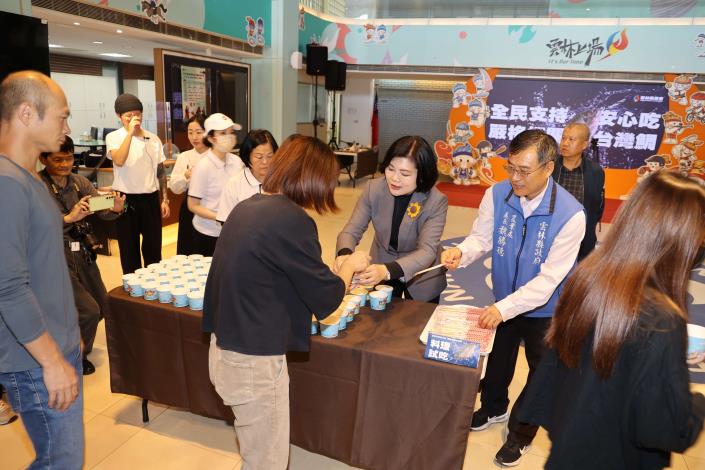 張縣長、魏處長發送現煮鮮甜的台灣鯛魚丸湯給民眾品嘗