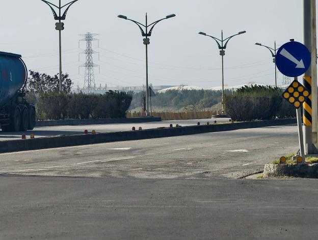 工業路出現下陷及多處大面積龜裂破損,有用路安全之虞