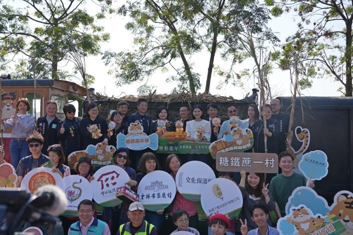 今年糖都嘉年華以「甜蜜製造，從蔗裡開始」為主題，歡迎全台遊客攜家帶認識甘蔗從採收到製糖的過程，感受糖都魅力。