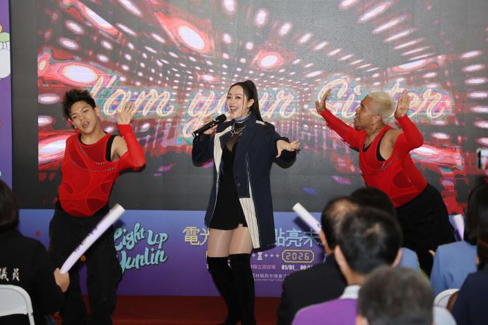 12上午於縣府親民空間舉辦跨年記者會，不僅邀請金曲才女舞思愛蒞臨獻唱，現場更有韓團準備驚喜小彩蛋給大家