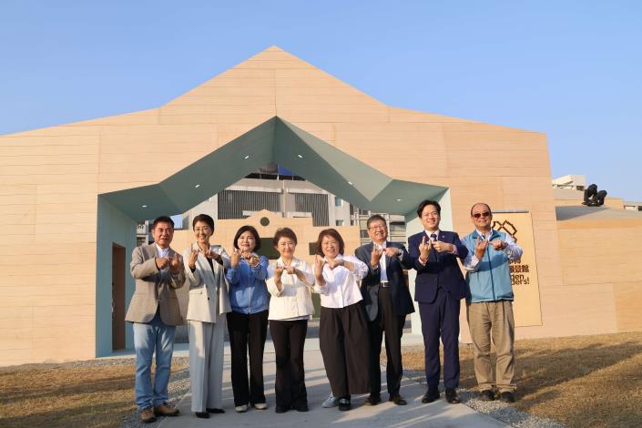 中台灣治理平台首長會議後 張縣長並出席嘉義市博會開幕  8縣市首長於願景館前合影