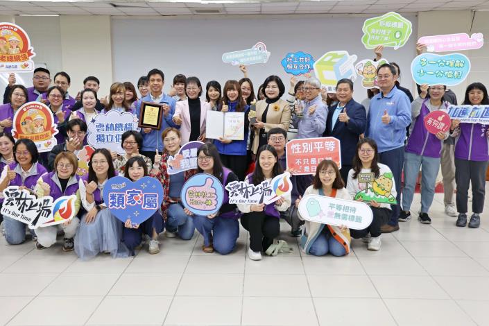 社會處以「虎尾綜合社會福利館的友善設計」,獲得環境部評比的「績優性別友善公廁獎」