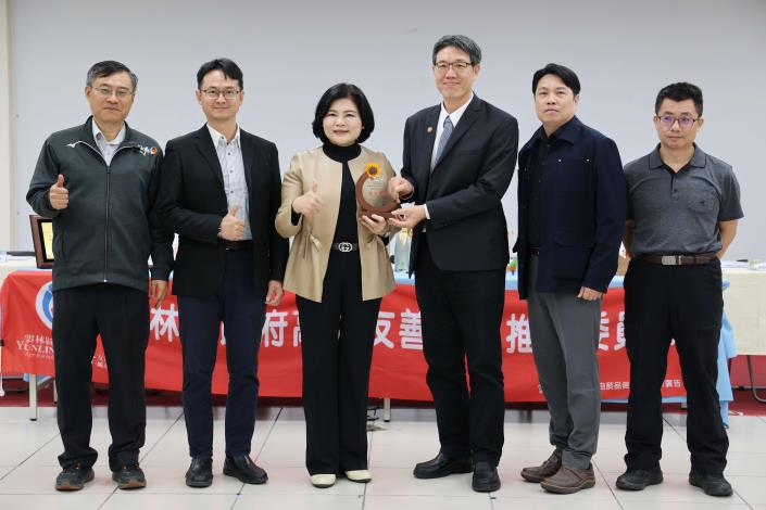 張麗善縣長頒發協助非洲豬瘟有功團體獎座