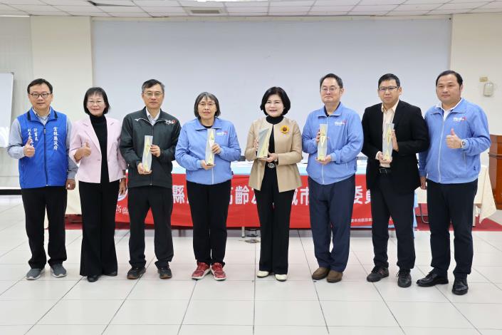 雲林縣政府今(15)日主管會報,張麗善縣長接受縣府團隊獻獎並頒發協助非洲豬瘟有功團體獎座